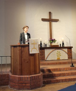 6631dd9953b0b07 Architektin Heidrun Schmidt hält einen Vortrag über die Bethanienkirche. Foto Petra Straub.jpg